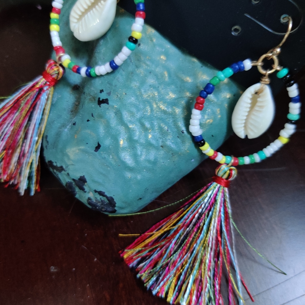 SOLD.....🌞🌻noir shell earrings nwt - Picture 3 of 4